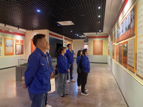 1681691976246222.jpeg 圖二:全體黨員在渭華起義陳列大廳參觀學習.jpg