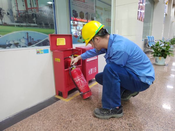 1681692205661886.jpeg 對消防器材進行日常檢查.jpg