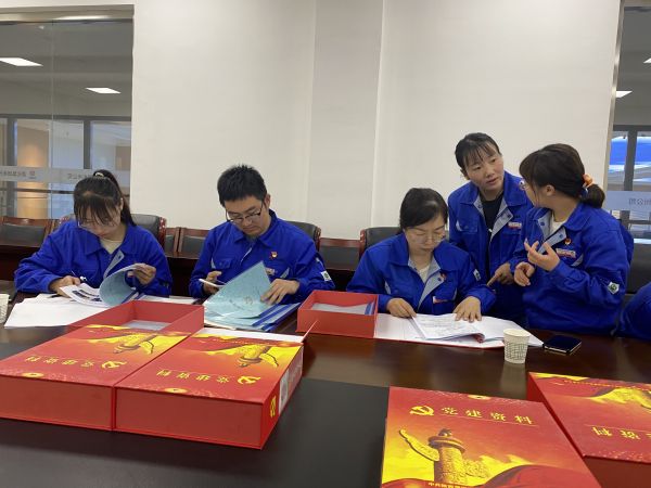 1681859519104334.jpeg 4月18日,制氣車間黨支部與質(zhì)量監(jiān)督檢驗(yàn)部黨支部在彬州公司會議室開展對標(biāo)交流活動(dòng)。查閱制氣車間黨支部黨建臺賬畫面。.jpg