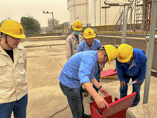 4月20日下午，生產部黨員殷常亮、王亮、王小平、莊林在二甲醚罐區檢查滅火器材.jpg