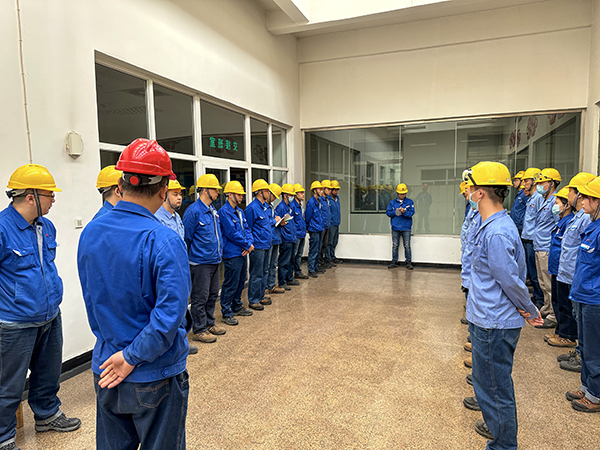 利用班后會時間學習典型事故，分析原因、總結教訓  600.jpg