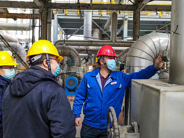 車間工藝副主任張寶利定期組織技術人員排查設備運行狀態    600.jpg