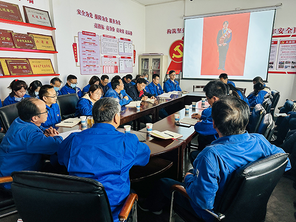 1682423786375815.jpeg 4月24日下午,物料車間黨支部、人事企管部黨支部聯合開展了以“學榜樣 強作風 爭先鋒”為主題的學習身邊榜樣活動-學習2022年公司勞動模范付荷英先進事跡.jpg