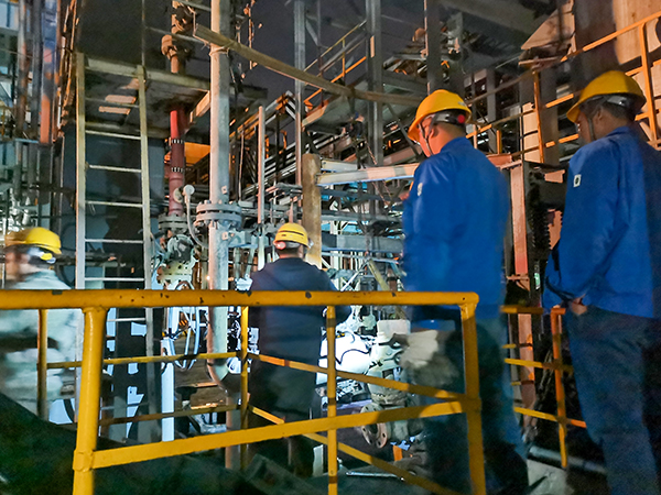 4月25日21：00，檢修人員正在對合成車間四號氣化爐進行閥門更換作業(yè)  600.jpg