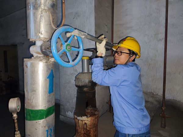 1683419567488335.jpeg 16時24分,5號鍋爐退出管網(wǎng)熄火停車,現(xiàn)場操作人員停車操作.jpg