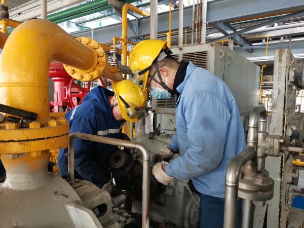 1683504365151611.jpeg 檢修人員仔細回裝聯軸節.jpg