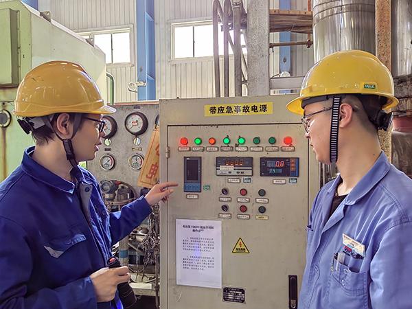 1683529844411848.jpeg 畢加佳(左)給王天賜(右)講解電動(dòng)泵 600.jpg