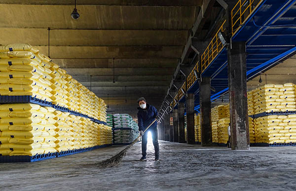 2023年4月運銷部鐵路科員工現場6S提升，擺放整齊劃一的尿素成品庫，現場地面衛生時刻有清掃人員保持清潔   600.jpg