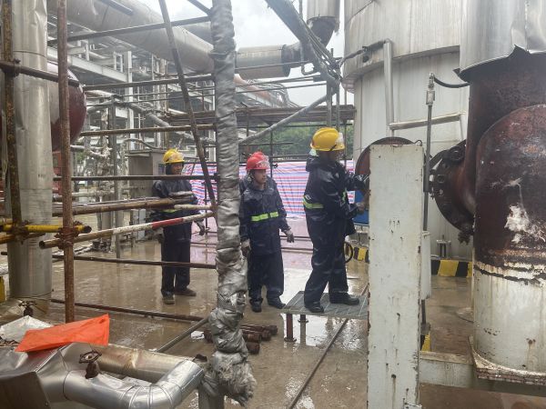 1683588963290852.jpeg 檢修贊歌-作業人員冒雨工作.jpg