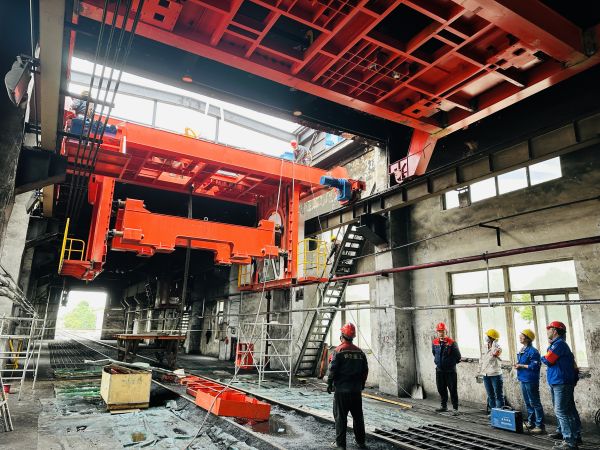 1683772025589055.jpeg 公司領(lǐng)導(dǎo)多次深入現(xiàn)場(chǎng)查看卸車機(jī)檢修進(jìn)度.jpg