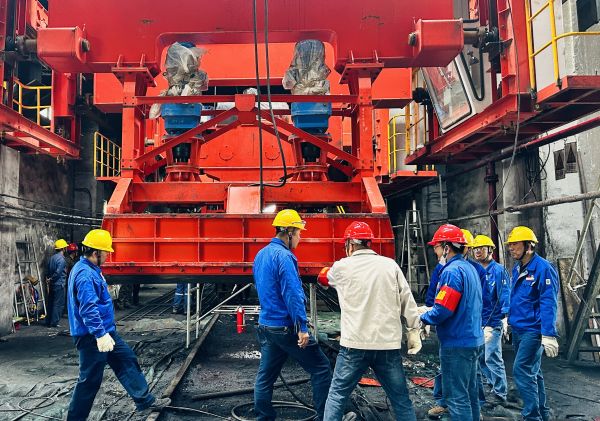 1683772036575345.jpeg 5月10日,物料車間、機(jī)械修造部共同討論卸車機(jī)檢修注意事項(xiàng).jpg