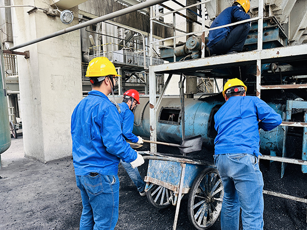 1683776259375802.jpeg 黨員突擊隊(duì)清理4#鍋爐煤倉(cāng)1.jpg