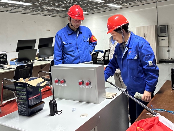 1683786805915179.jpeg 三期鍋爐控制室主任工程師馬曉華與動力主任商討改造細(xì)節(jié).jpg