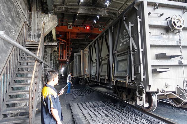 1683807188412759.jpeg 2023年5月三期檢修期間運銷市場部員工給一二期裝置卸煤.jpg