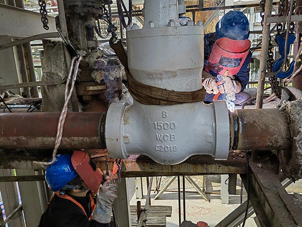 1683864754299195.jpeg 5月12日,動力車間三期管廊上,進行BW管線改造,檢修人員正在將新安裝的隔離閥與原管線焊接在一起.jpg