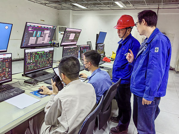1683965042267943.jpeg 5月13日,動(dòng)力車間三期鍋爐控制室,DCS改造工藝、儀表、電氣等部門聯(lián)合調(diào)試,車間主任姜軍虎與技術(shù)員畢加佳查看調(diào)試過(guò)程.jpg