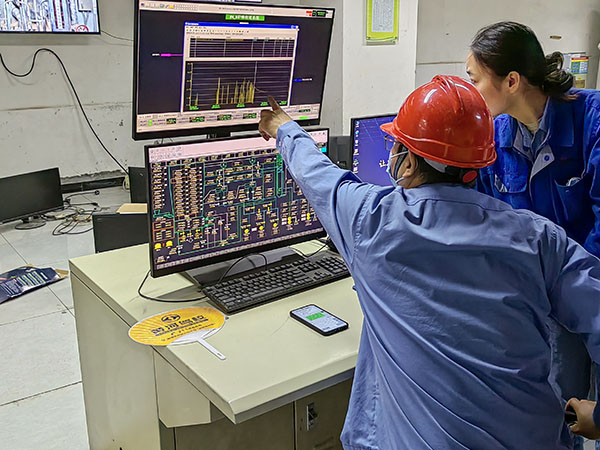 1683965063686016.jpeg 5月13日,動(dòng)力車間三期鍋爐控制室,DCS改造工藝、儀表、電氣等部門聯(lián)合調(diào)試期間,車間副主任焦志波詢問(wèn)DCS改造畫面.jpg