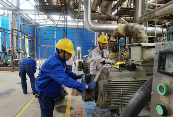 1684107541339221.jpeg 5月13日,電氣檢修人員在雙甲變換裝置進行電機檢修.jpg