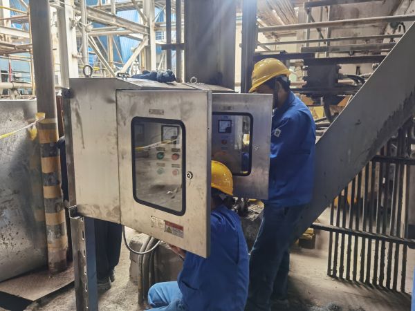 1684107550573421.jpeg 5月10日,副班長周萬龍帶領小組成員正在對新控制柜進行接線調試.jpg