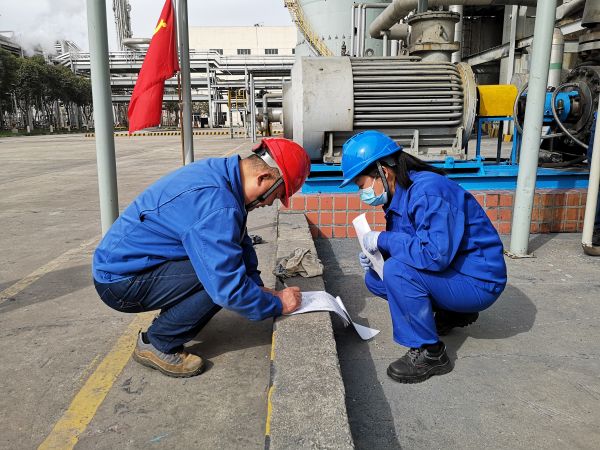 1684205156810533.jpeg 車間副主任張寶利在檢修現場簽署動火票.jpg