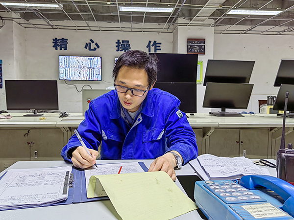 1684307734890265.jpeg 5月15日19點,動力車間三期控制室,技術員畢加佳給加班檢修的5號鍋爐更換空預器辦理檢修票.jpg