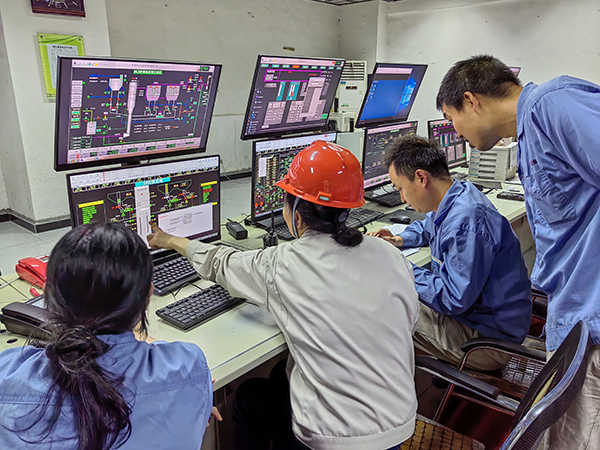 1684307748296295.jpeg 5月13日,動力車間三期控制室,DCS調試將一、二期氨水制備工程師站遷移至三期.jpg