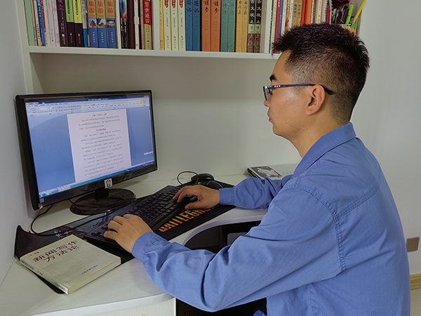 1684625876922192.jpeg 在電腦前寫宣傳稿的代國棟.jpg