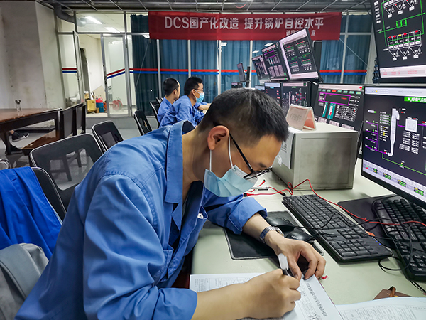 1684625910104719.jpeg 20日在三期鍋爐控制室簽寫檢修工作.jpg