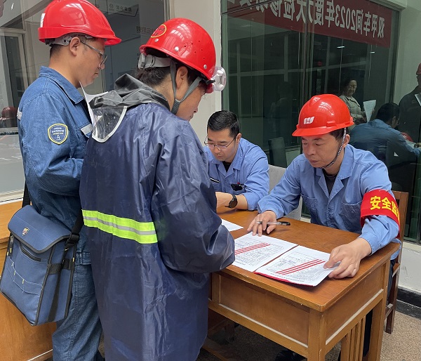 1684727088441282.jpeg 公司副總經理趙強扎根一線”服務點“簽署動火票1.jpg