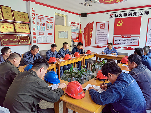 1684728075907964.jpeg 5月16日。動力車間會議室,安全員焦路秦正在給外協檢修人員培訓.jpg