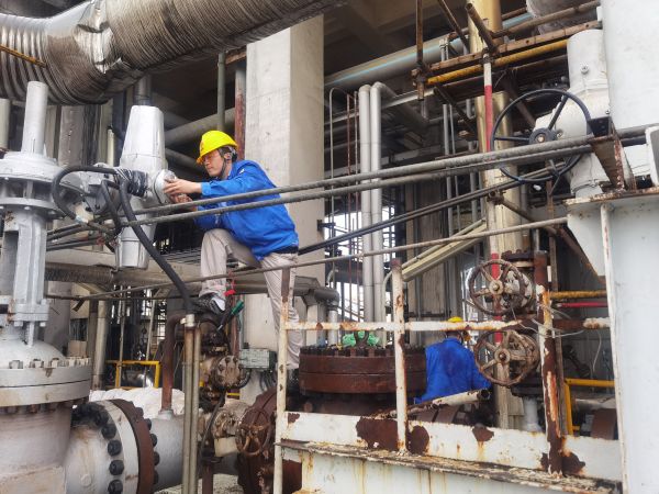 氣化爐上，柳曦、徐騰飛冒雨調(diào)試氣化爐電動(dòng)閥.jpg