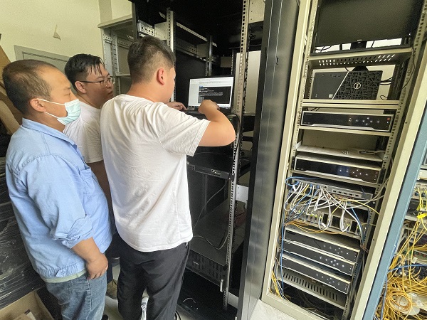 6.12日海康廠家和公司員工在機房內調試系統.jpg