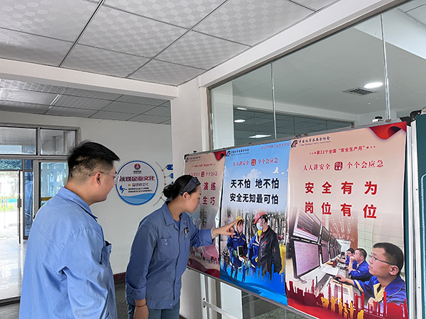 6月17日下午1700一期中控交接班室外，參觀宣傳海報、板報   600.jpg