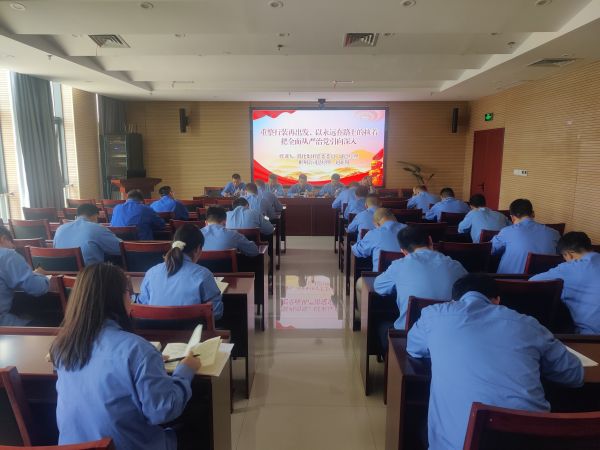 1687336250442358.jpeg 6月20日,渭化集團公司黨委委員、副總經(jīng)理、彬州公司總經(jīng)理趙亞周,在彬州公司三樓會議室講主題教育黨課。圖為 制氣車間黨支部,聯(lián)合黨支部在彬黨員聽課畫面。.jpg