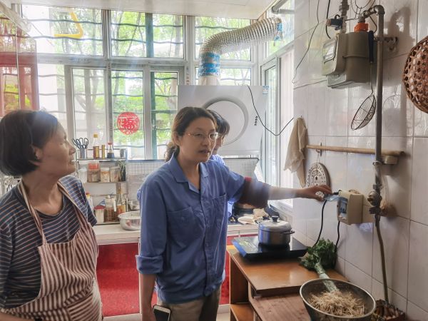 1687484788529402.jpeg 5.16日,女工協管員進入職工家屬家里進行安全用電宣講.jpg