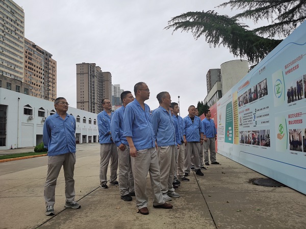 1688600964608108.jpeg 7月3日下午,尿素車間在公司辦公樓前黨員職工參觀公司主題展板2.jpg