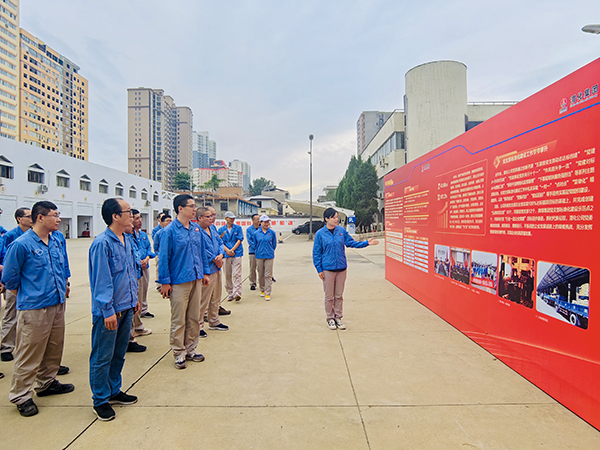 1688643954380503.jpeg 2023.7.6上午、物料車間黨支部、科技發展部黨支部黨員觀看觀“奮進新征程·建功新時代”渭化集團發展成果展--講解員介紹黨建引領成果展 600.jpg