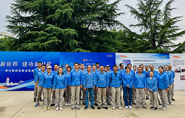 1688643993442605.jpeg 2023.7.6上午、物料車間黨支部、科技發展部黨支部黨員觀看觀“奮進新征程·建功新時代”渭化集團發展成果展--集體合影.jpg