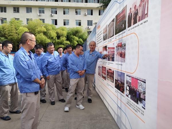 1688687136235762.jpeg 支部書記王琨帶領大家參觀“奮進新征程·建功新時代”成果展 (4).jpg