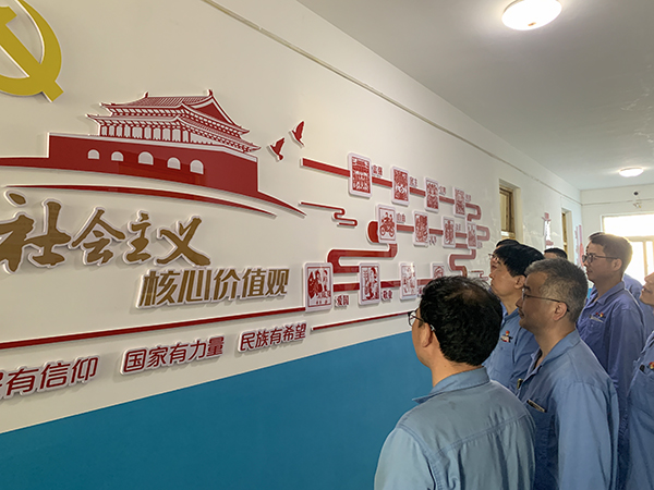 1688701803384501.jpeg 動力車間職工觀看廉潔文化長廊,社會主義核心價值觀板塊.jpg