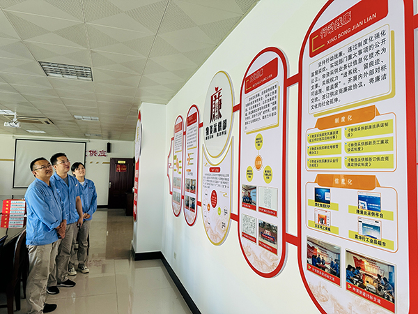 1689760542805651.jpeg 7月18日下午,物料車間黨支部委員赴物資采供部黨支部就廉潔文化建設(shè)工作開(kāi)展對(duì)標(biāo)學(xué)習(xí)。--參觀廉潔文化活動(dòng)室.JPG