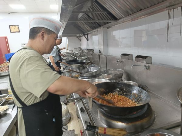 1689834694189284.jpeg 中午10點半,廚師們在忙碌的準備午餐。.jpg