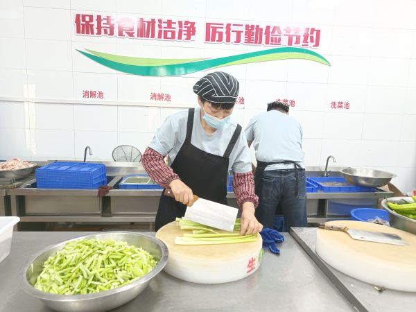 1689834702278634.jpeg 早上六點師傅們開始忙碌烹飪前的準備工作.jpg