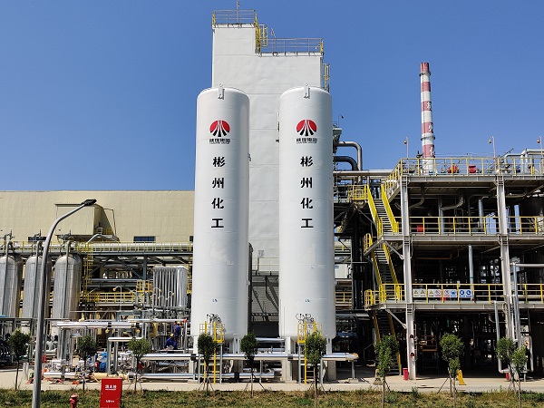 制氣車間，7月建成投用的707低溫能源綜合利用項目主設備液氮儲罐現場圖。 (1).jpg