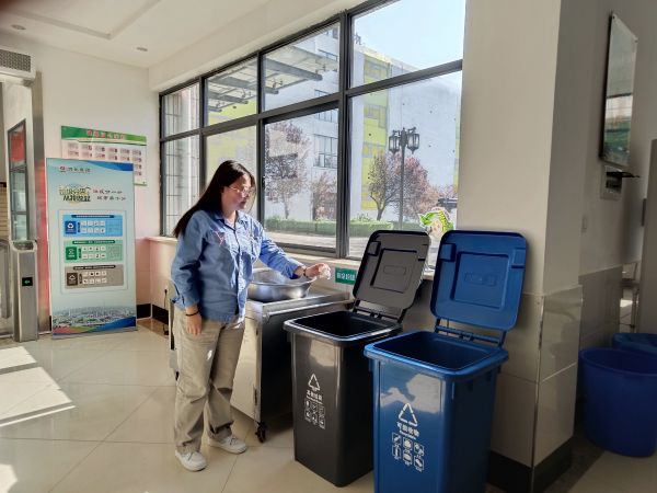 1690339040593156.jpeg 員工將紙巾扔進其他垃圾桶.jpg