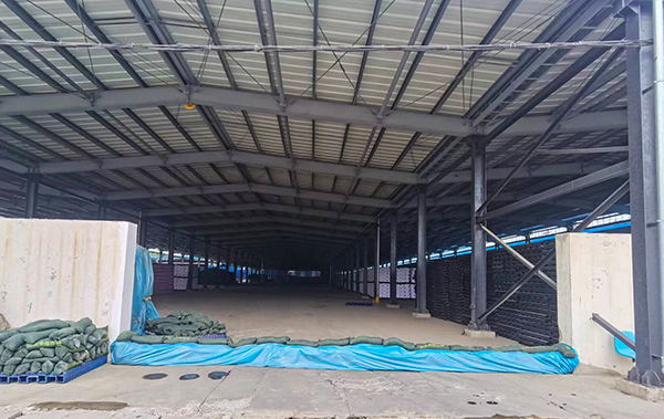 1691747269255391.jpeg 2023年8月4日運(yùn)銷市場(chǎng)部員工根據(jù)天氣預(yù)報(bào)黃色預(yù)警提前對(duì)尿素庫(kù)區(qū)進(jìn)行圍擋1 600.jpg