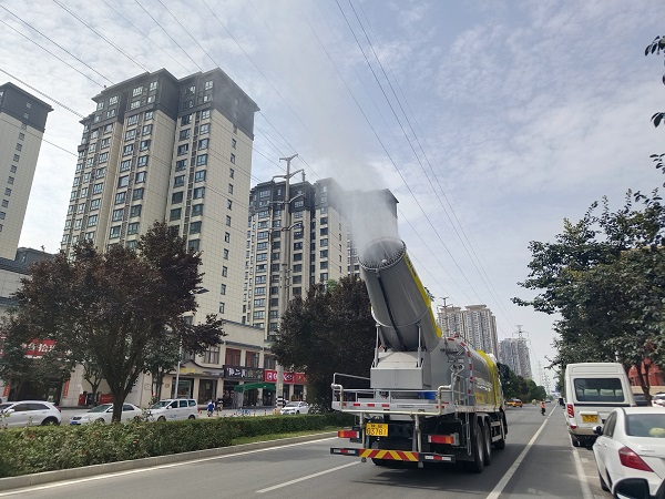 1692577771775161.jpeg 多功能抑塵噴霧車在高新區新盛一路噴霧作業2.jpg