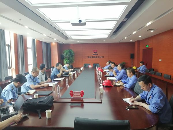 1692578896334627.jpeg 8月17日,省環(huán)保廳一行到公司開展環(huán)保檢查,彬州公司副總經(jīng)理、生產(chǎn)部部長張安平,彬州公司安環(huán)部部長秦敏建等相關(guān)單位主要負責人參加迎接,此圖為檢查組在三樓行政會議室檢查交流.jpg