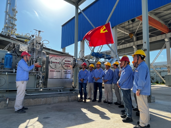 1692919475437781.jpeg 8月23日,劉致強為黨員講解氮氣膨脹發電機.jpg