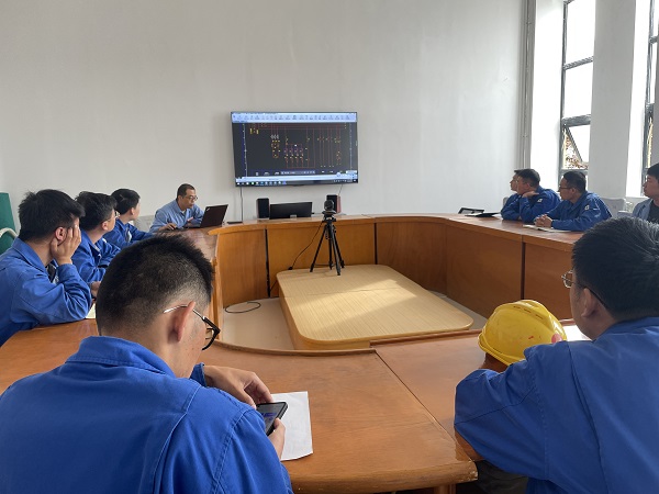 9月24日，電氣技術員于康健與參訓人員進行討論答疑。.jpg